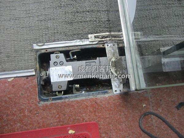 玻璃門地彈簧怎么調(diào),玻璃門地彈簧不正怎么調(diào)