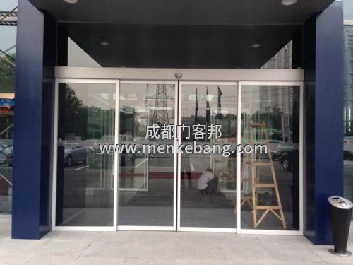 門(mén)客邦自動(dòng)門(mén)維修工程師在自動(dòng)門(mén)日常檢查及保養(yǎng)