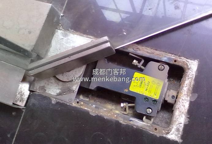 成都地彈簧玻璃門維修更換服務(wù)電話 成都地彈簧玻璃門維修更換服務(wù)電話